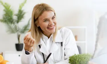 科罗拉多州 family nurse practitioner smiling with pediatric patient during appointment